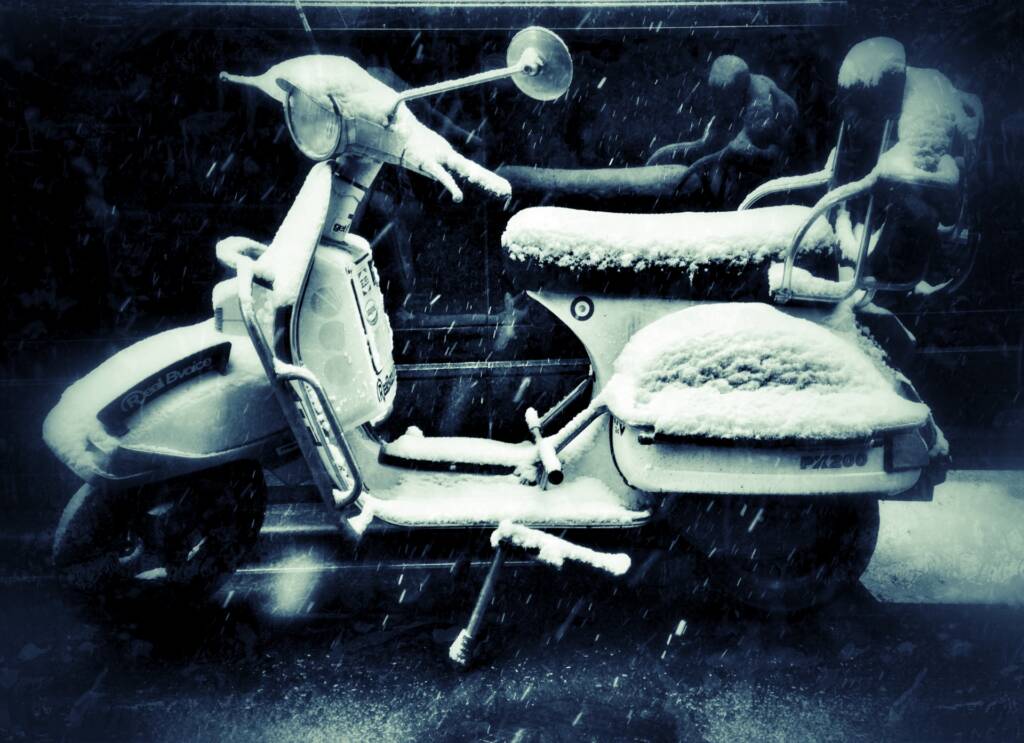 バイクと冬のイメージ